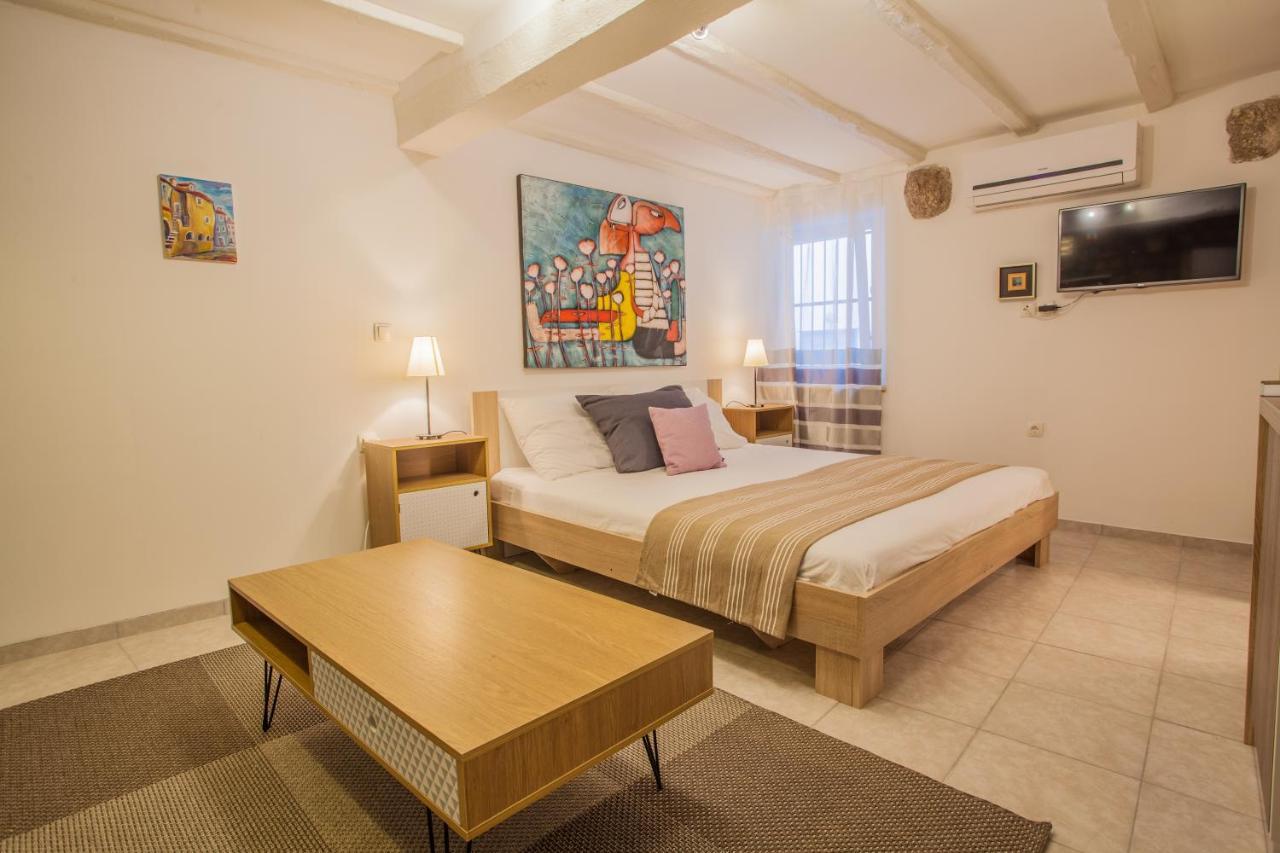 Honey Art Apartment เซรส ภายนอก รูปภาพ